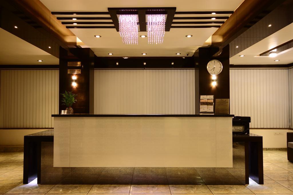Hotel Apex Surat Esterno foto