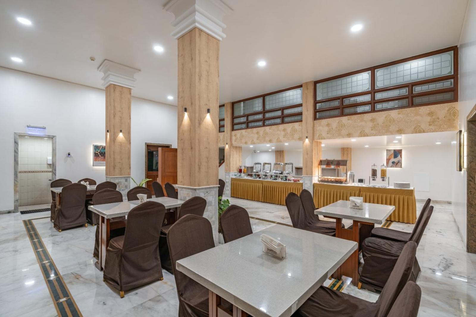 Hotel Apex Surat Esterno foto