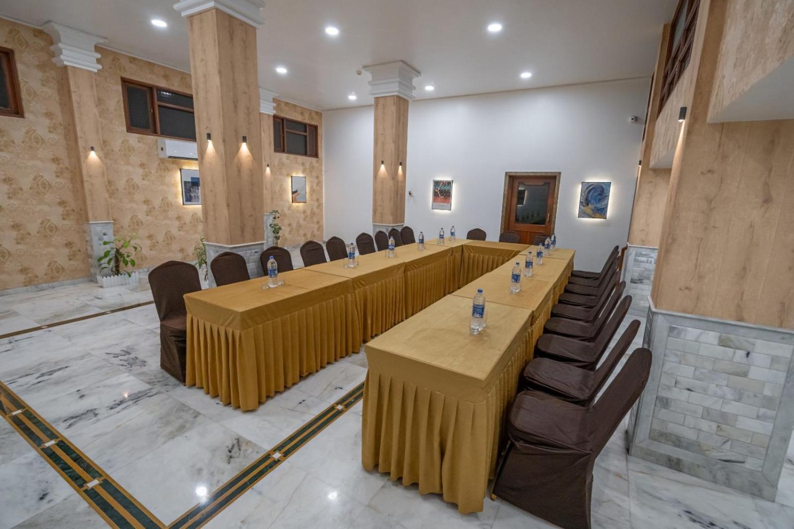 Hotel Apex Surat Esterno foto