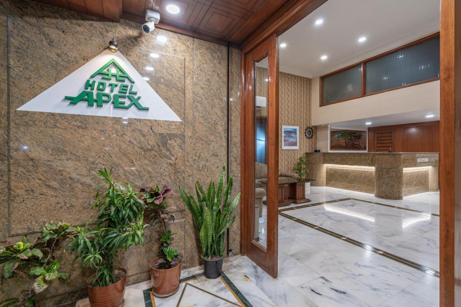 Hotel Apex Surat Esterno foto