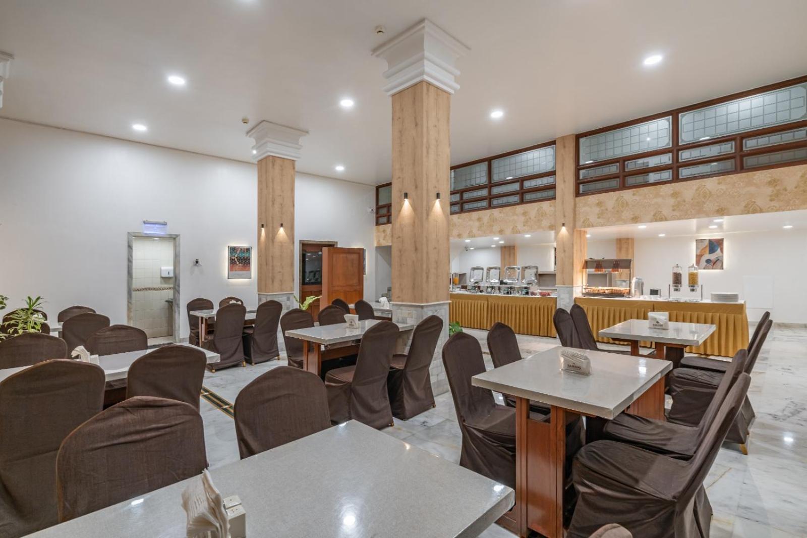 Hotel Apex Surat Esterno foto