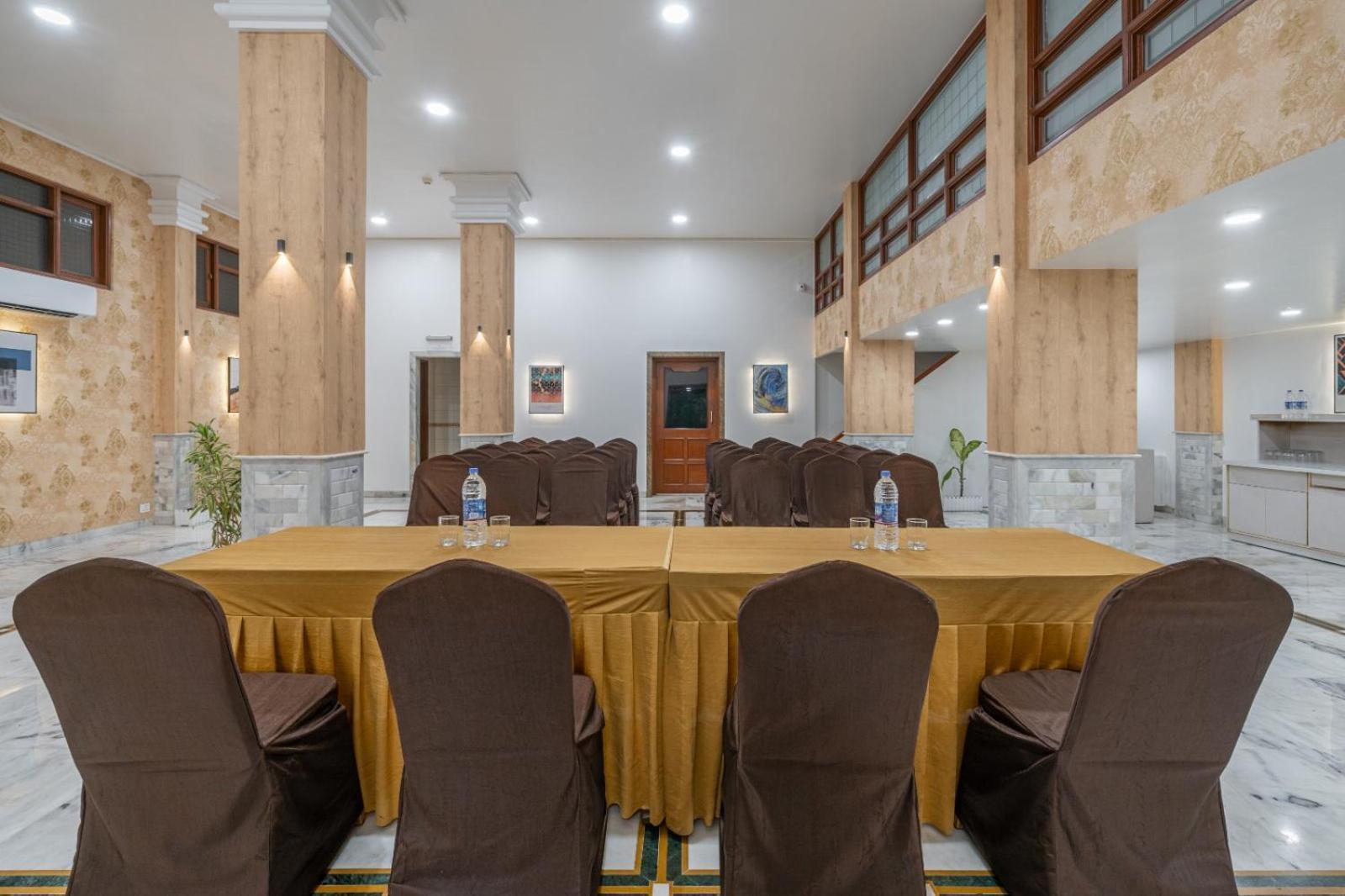 Hotel Apex Surat Esterno foto