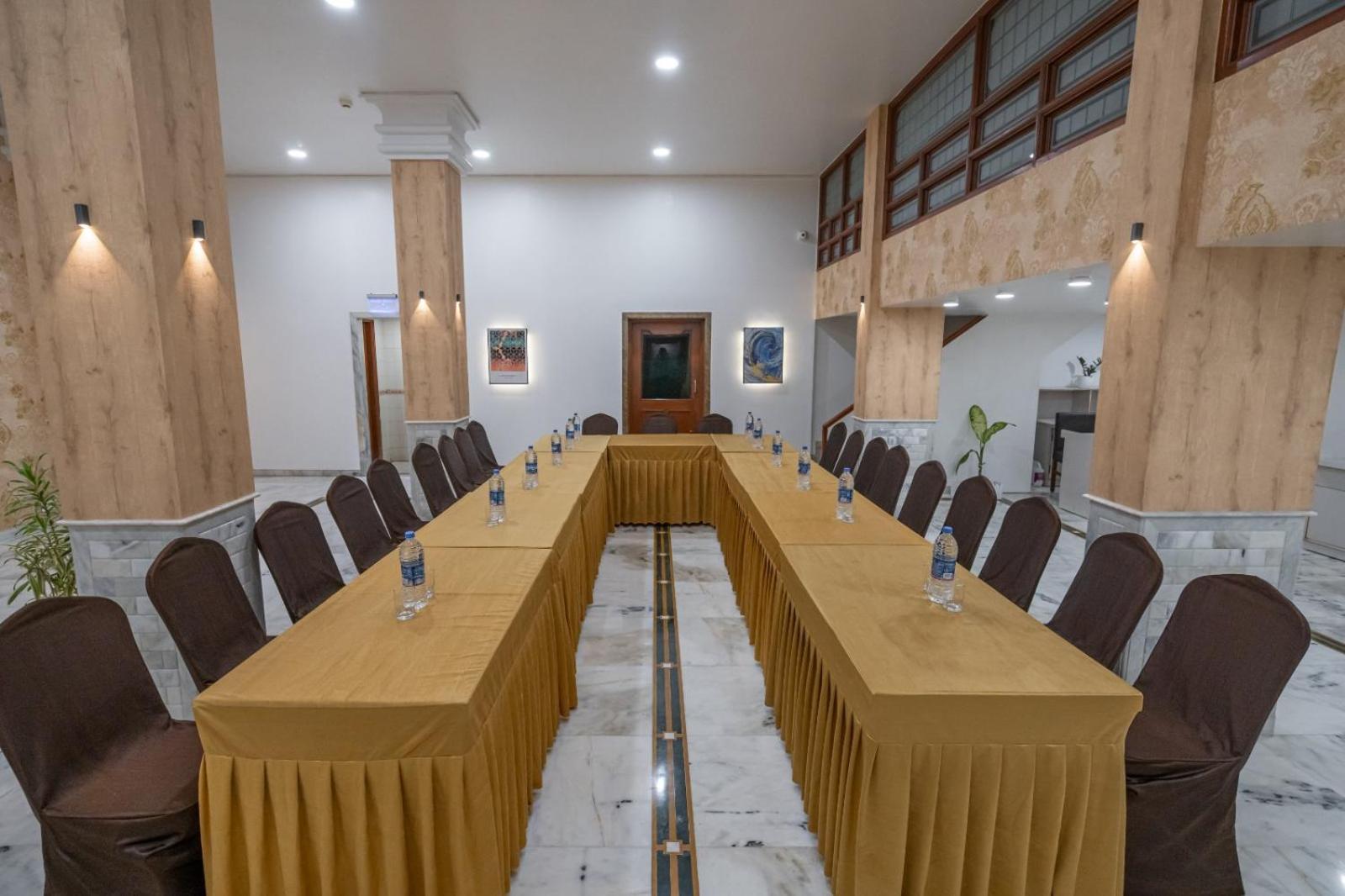 Hotel Apex Surat Esterno foto