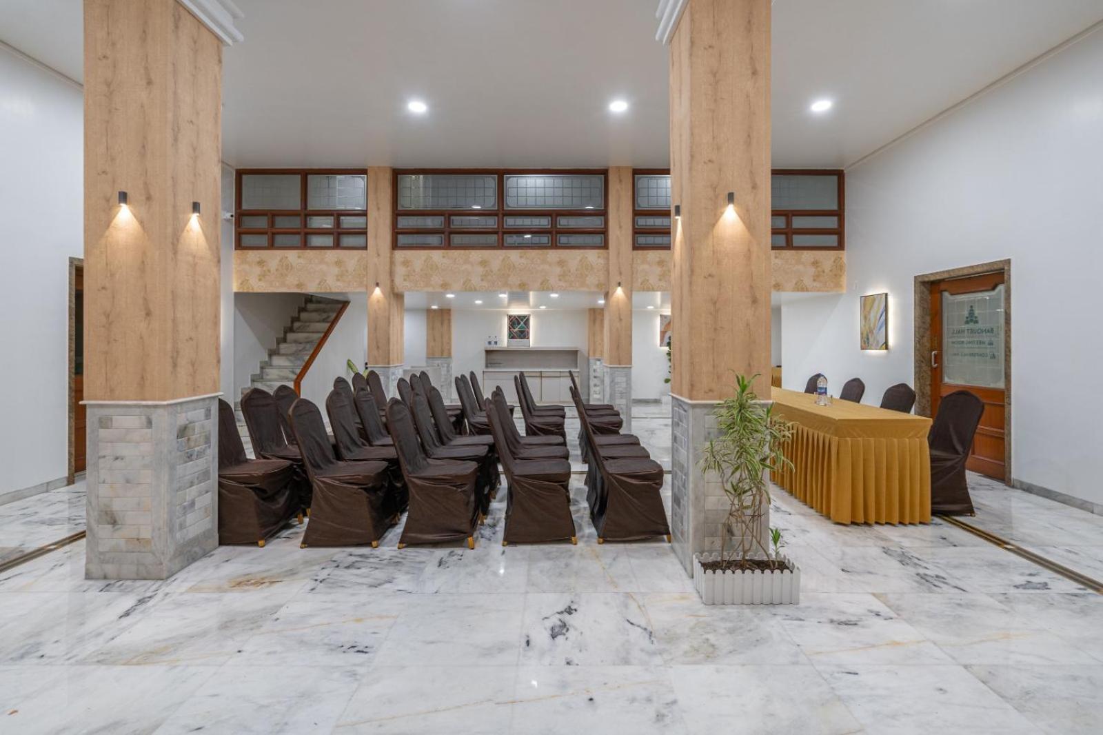 Hotel Apex Surat Esterno foto