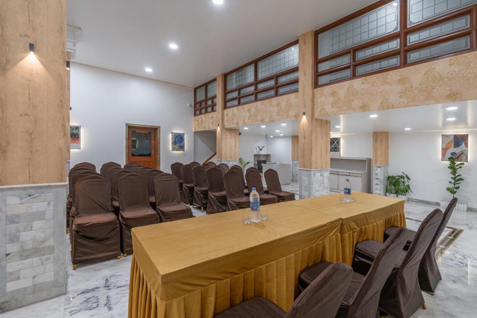 Hotel Apex Surat Esterno foto