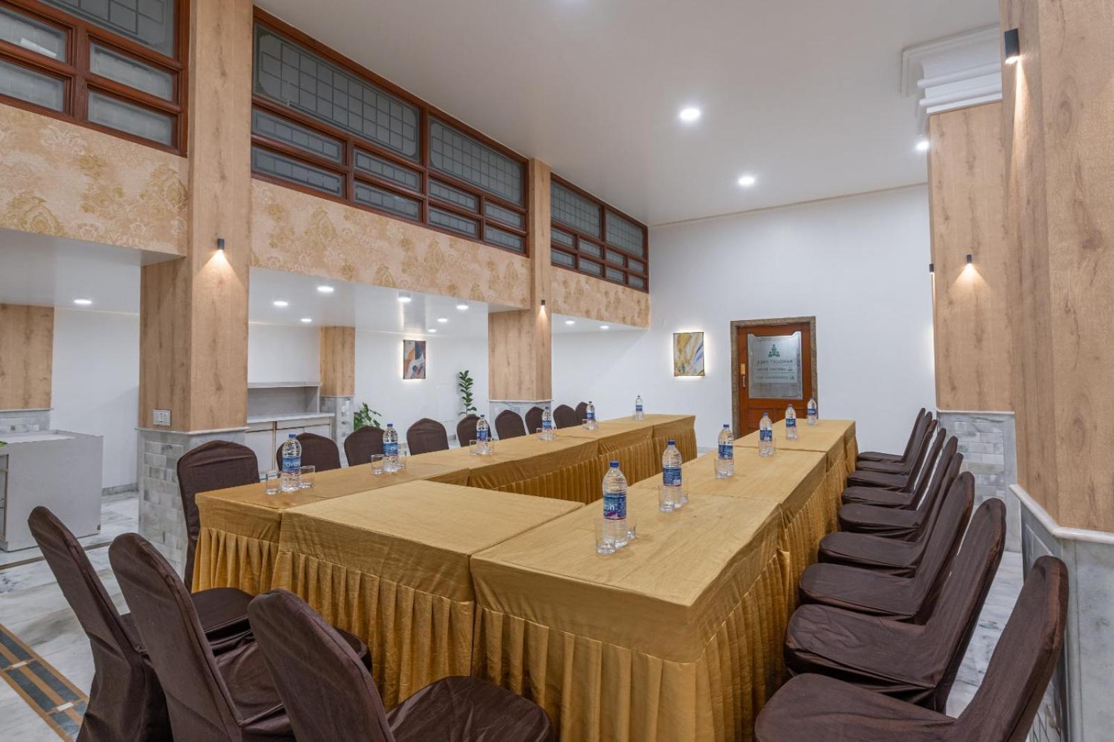 Hotel Apex Surat Esterno foto