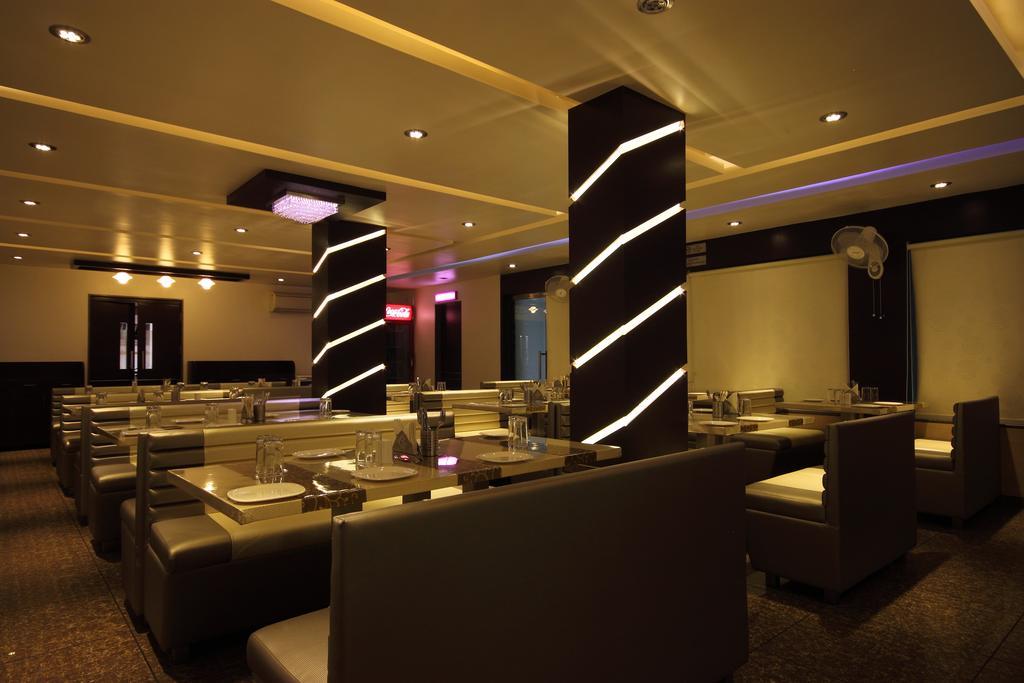 Hotel Apex Surat Esterno foto