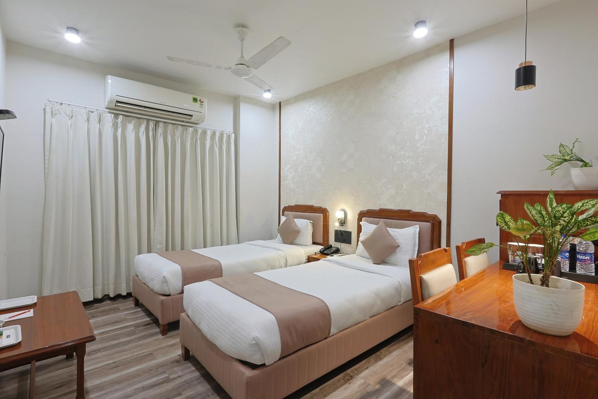 Hotel Apex Surat Esterno foto