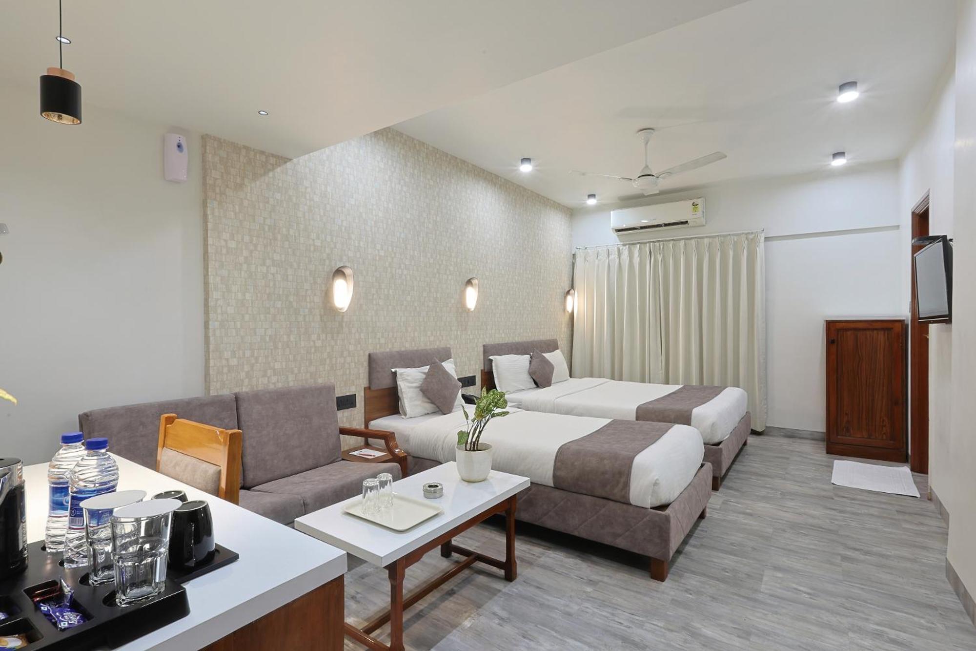 Hotel Apex Surat Esterno foto