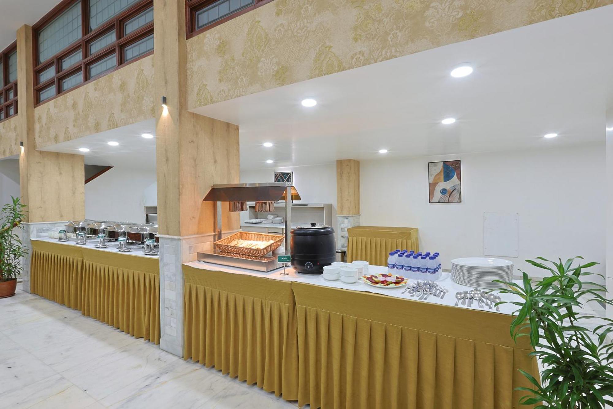 Hotel Apex Surat Esterno foto
