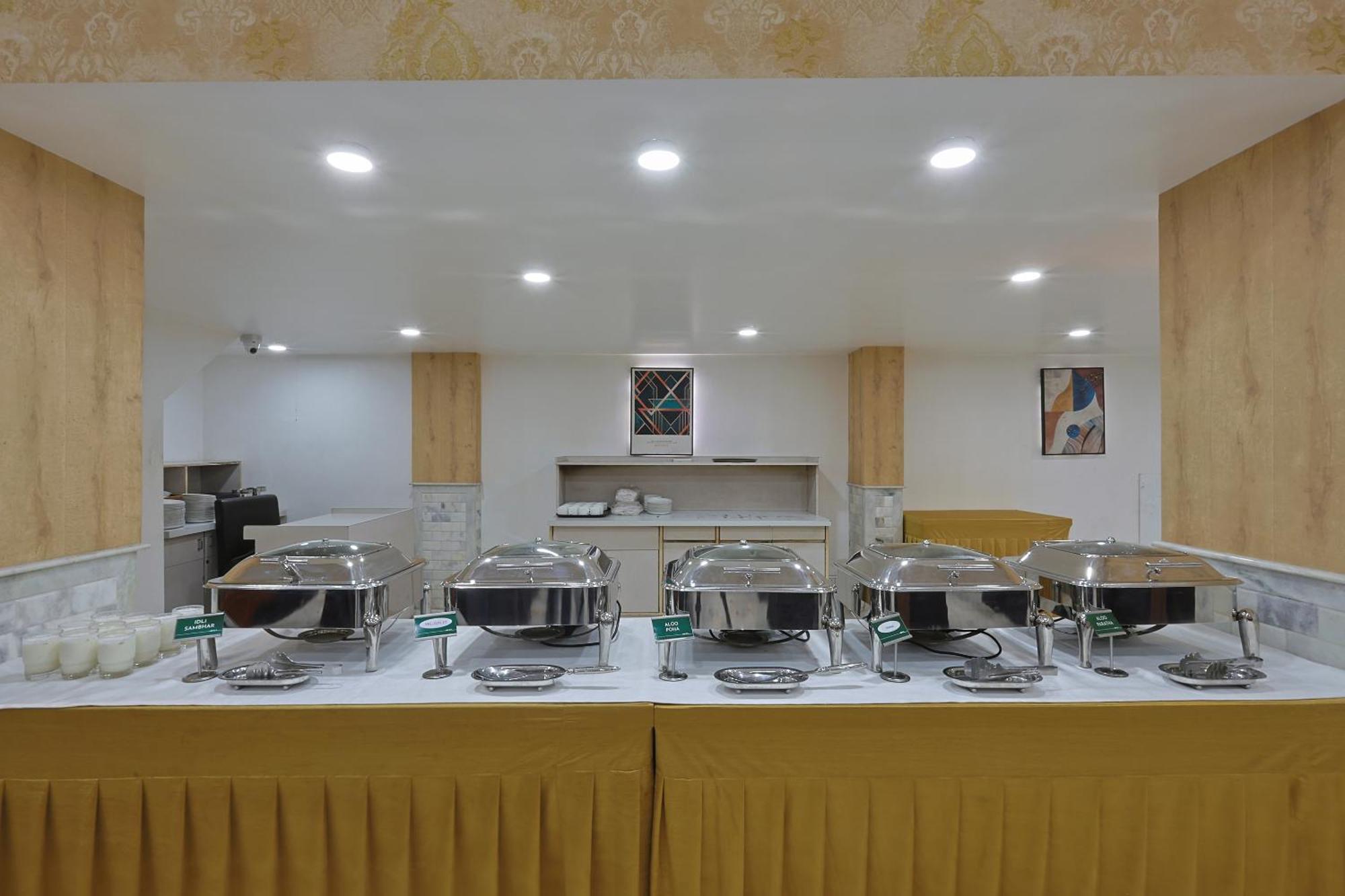 Hotel Apex Surat Esterno foto