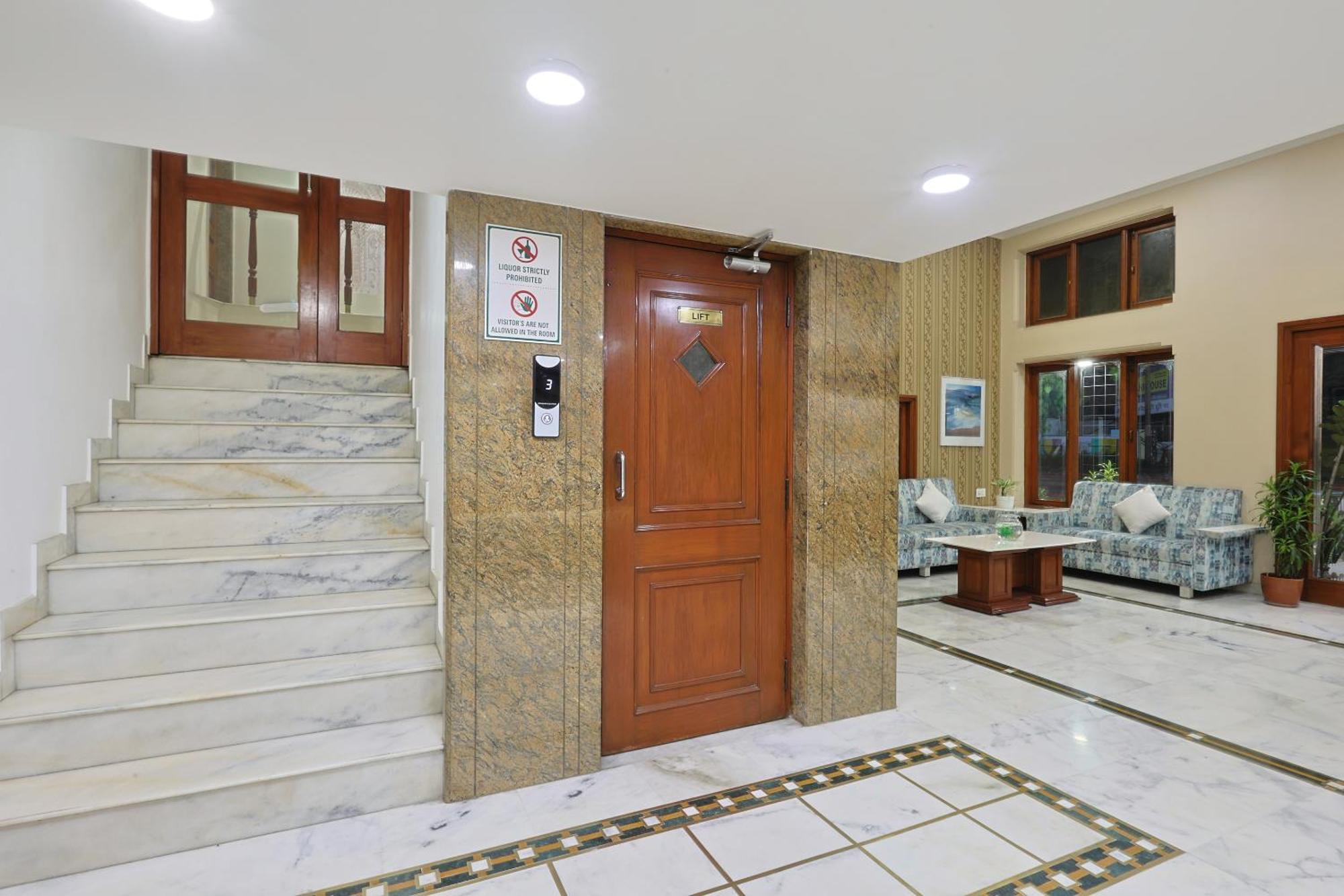 Hotel Apex Surat Esterno foto