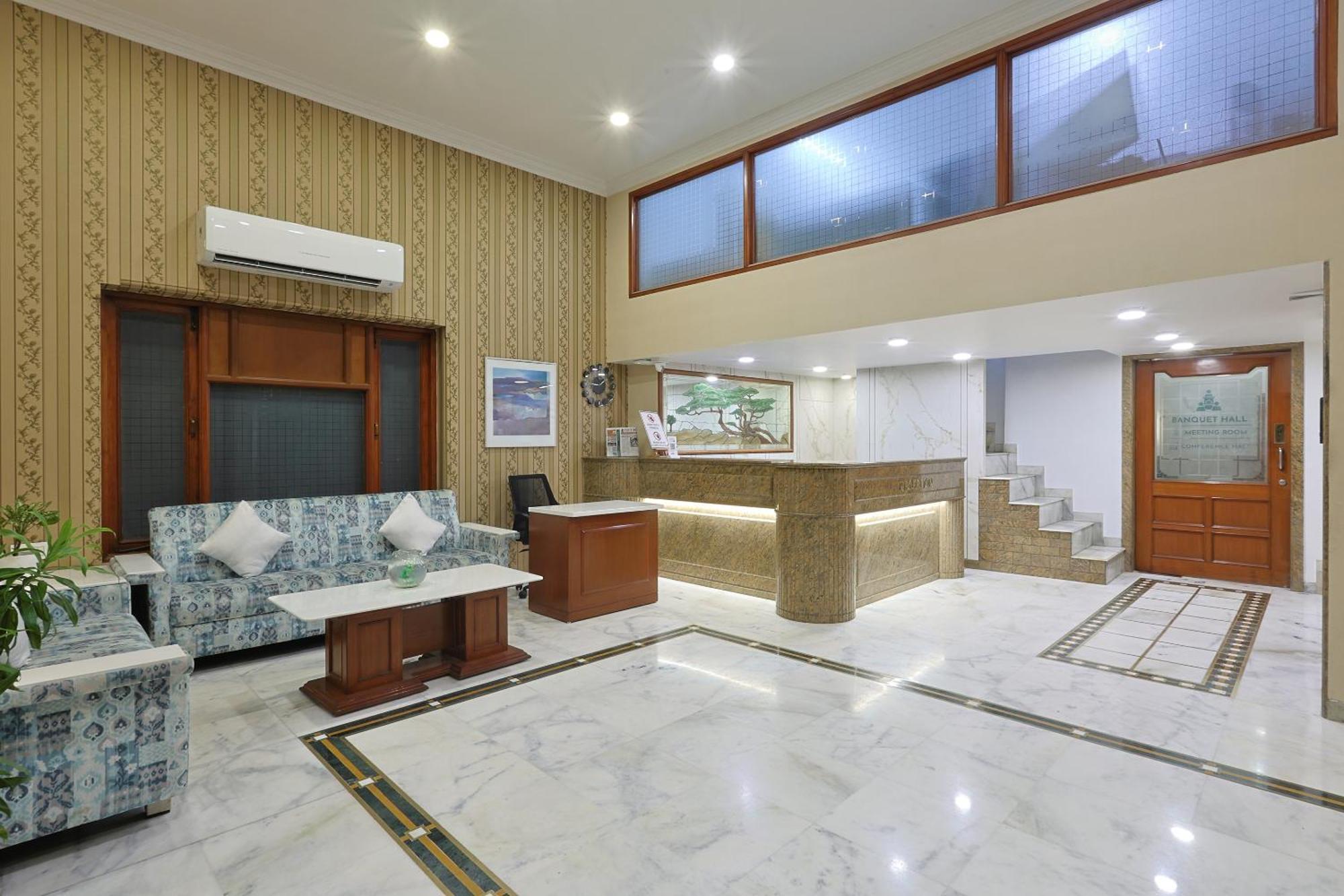Hotel Apex Surat Esterno foto
