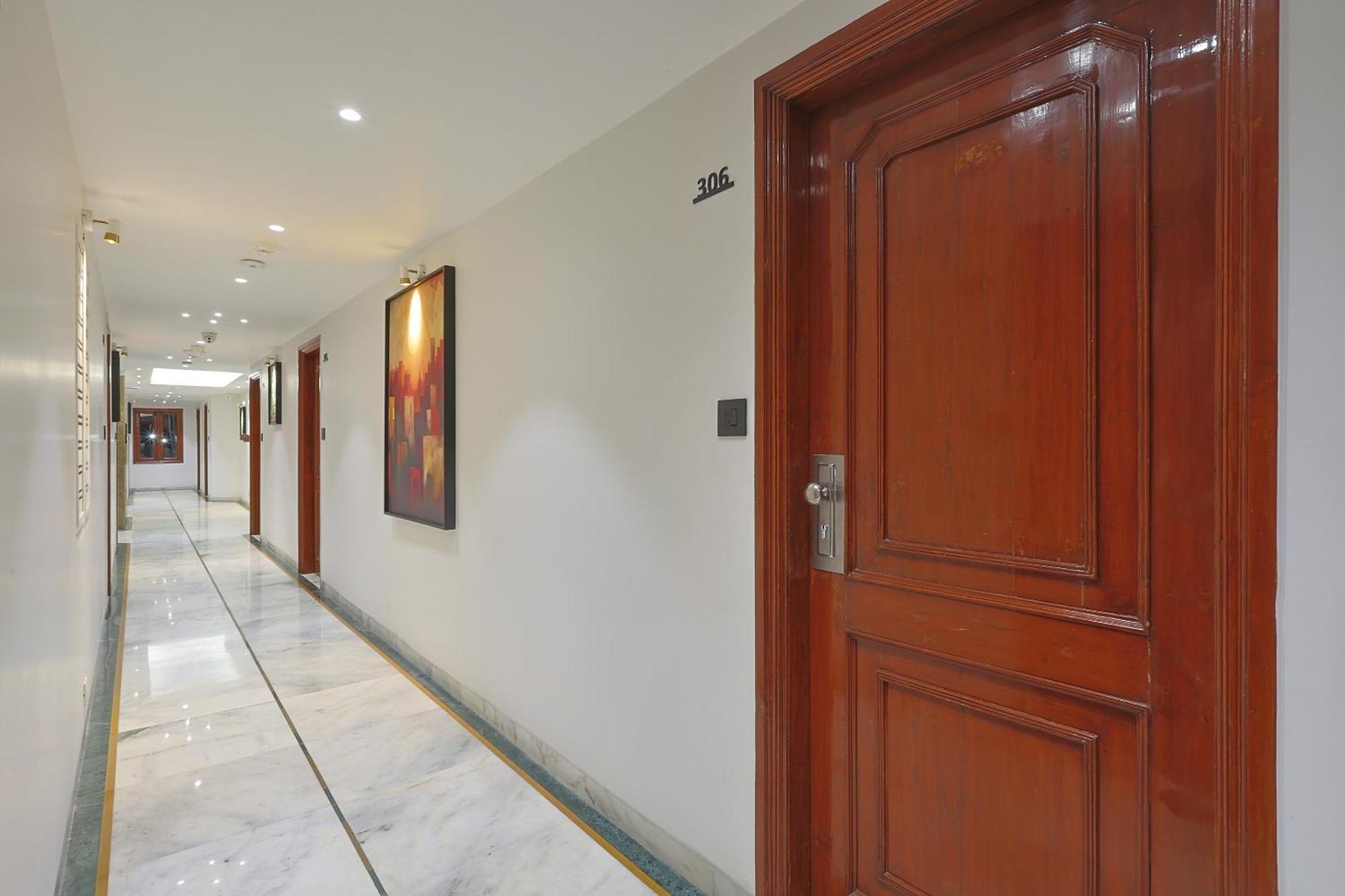 Hotel Apex Surat Esterno foto