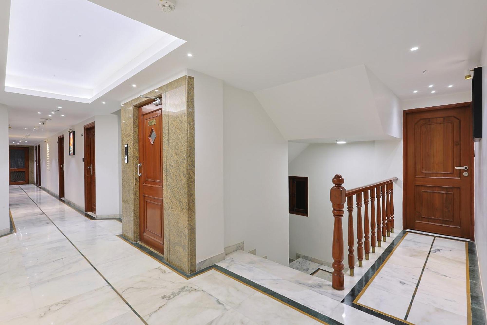 Hotel Apex Surat Esterno foto