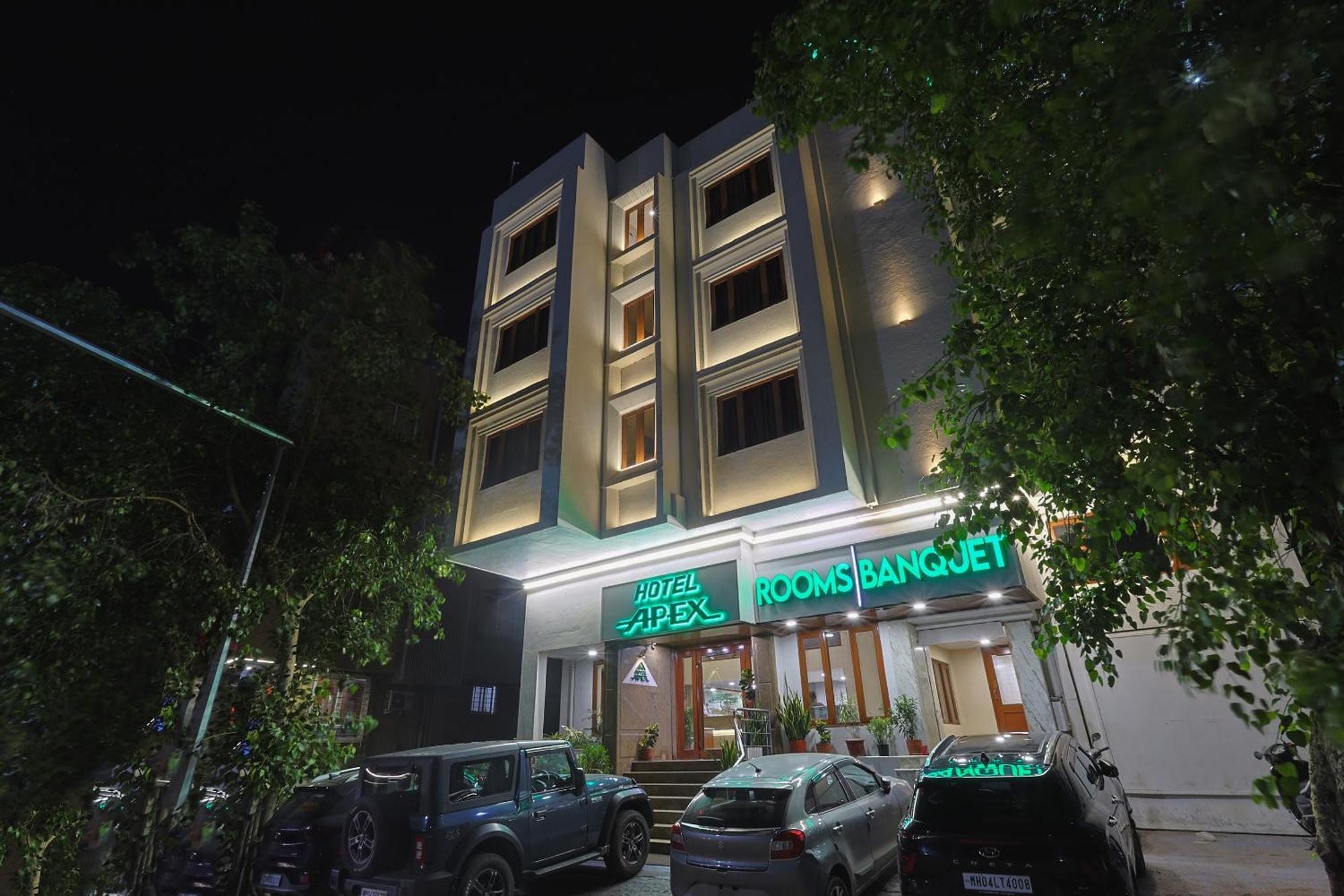 Hotel Apex Surat Esterno foto