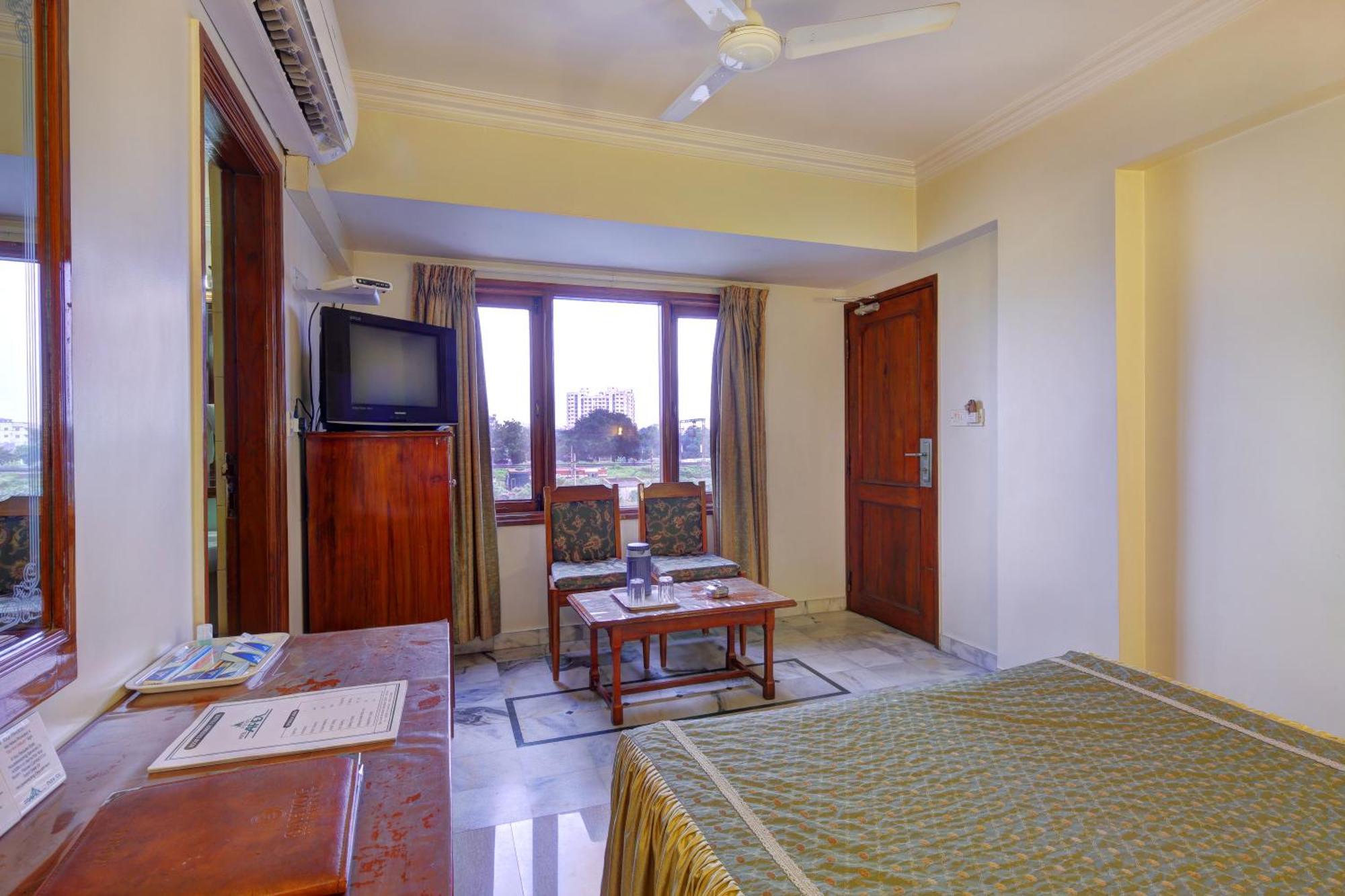 Hotel Apex Surat Esterno foto