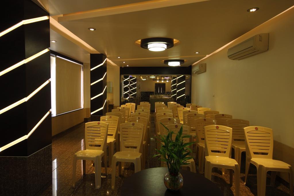 Hotel Apex Surat Esterno foto