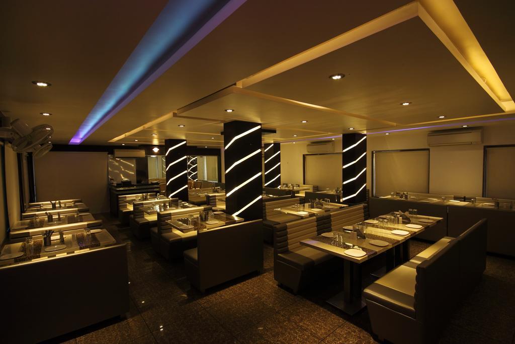 Hotel Apex Surat Esterno foto