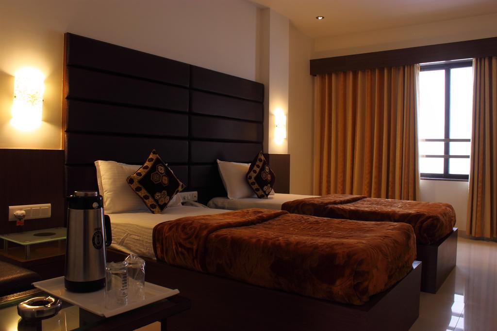 Hotel Apex Surat Esterno foto