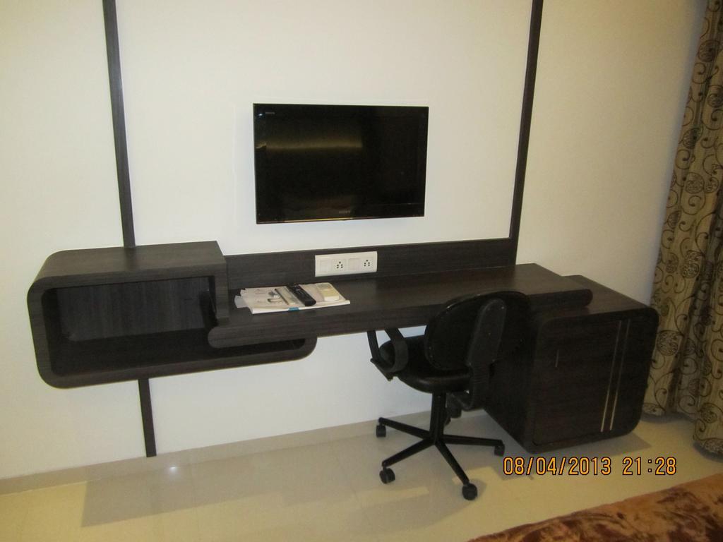 Hotel Apex Surat Esterno foto