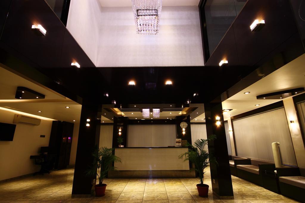 Hotel Apex Surat Esterno foto