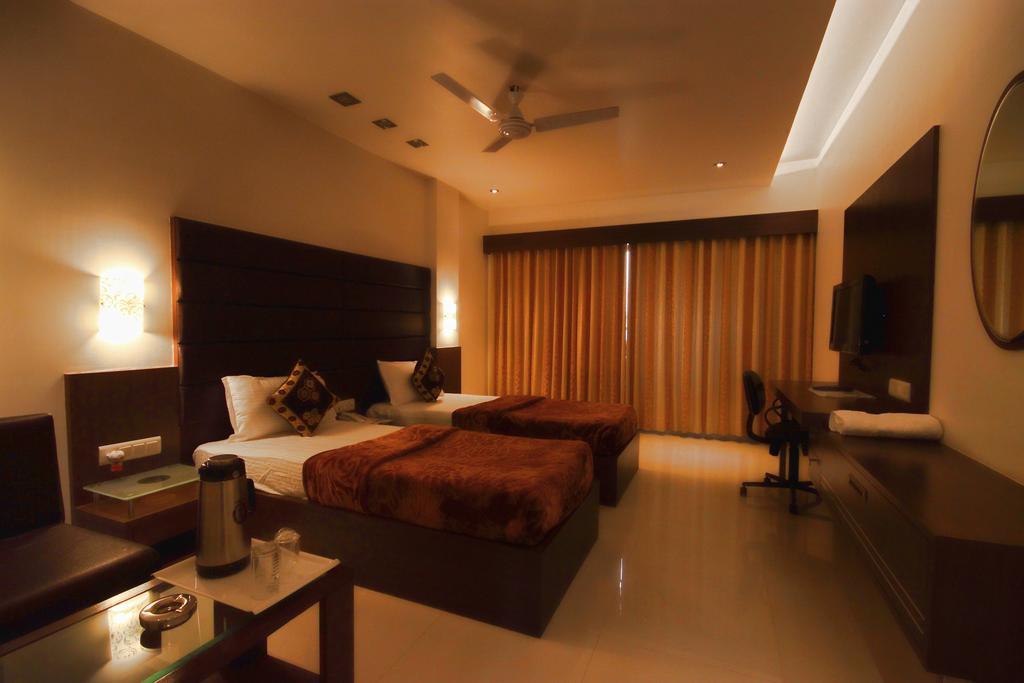 Hotel Apex Surat Esterno foto