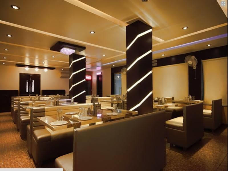 Hotel Apex Surat Esterno foto